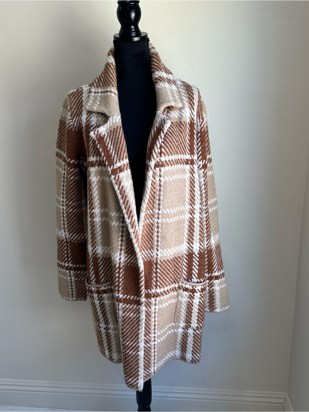 Absolutely Famous Plaid Knitted Cardigan in Brown, White and Beige Size XL
